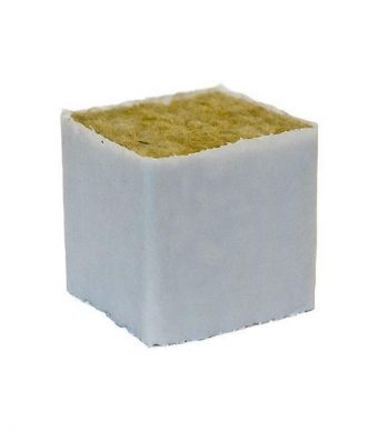 Este taco cuadrado dispone de un hueco para introducir el esqueje o siembra fácilmente.